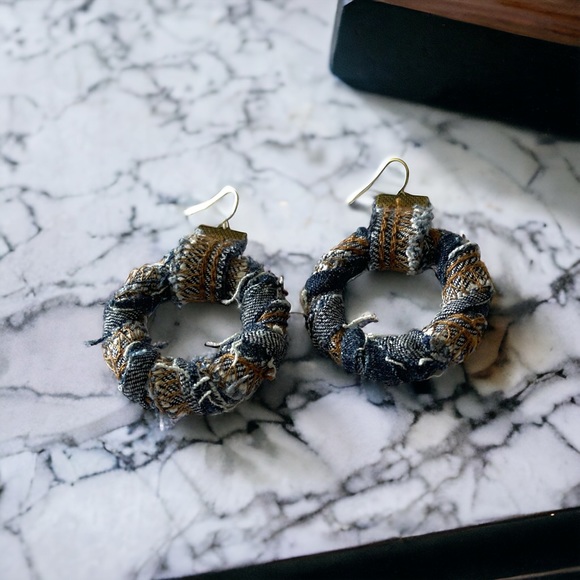 Beautiful wrap denim hoop earrings - Picture 3 of 3